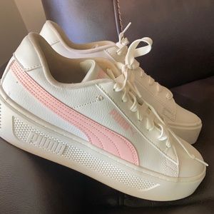 Women’s Puma White and light pink size 8 1:2. Worn only once. Great condition